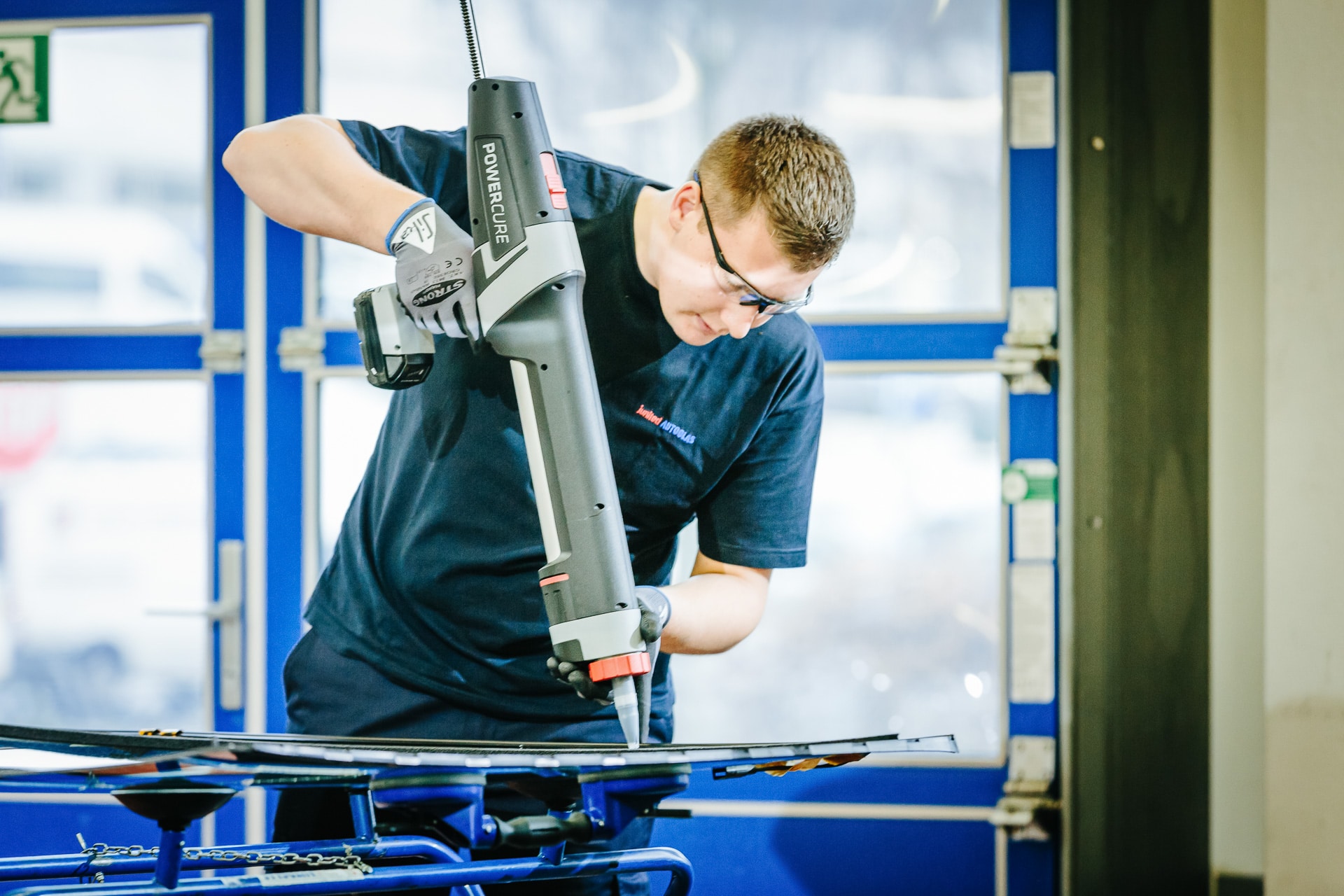 Klebepistole-junited-autoglas junited Autoglas Achern Steinschlagreparatur und Scheibentausch