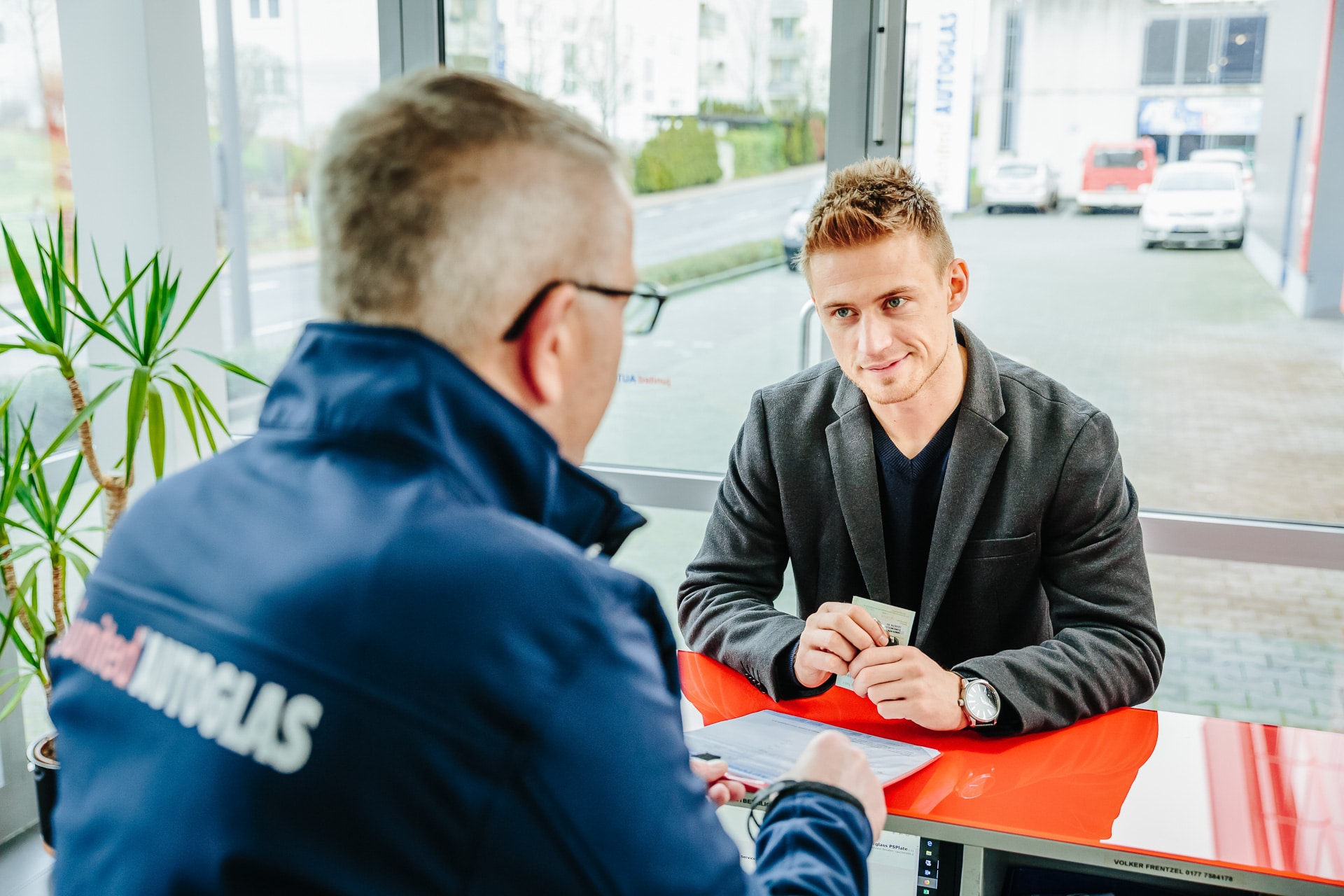 versicherungsabwicklung-junited-autoglas junited Autoglas Achern Steinschlagreparatur und Scheibentausch